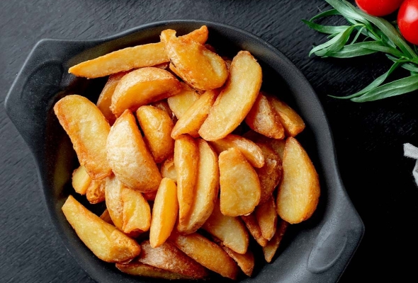 Potato wedges with sauce